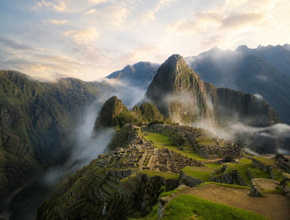 Machu Picchu dans les Andes au lever du jour